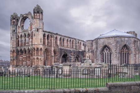 Elgin Cathedral, eine historische Ruine in Elgin, Moray, Nordostschottland. Ruine der alten schottischen Kirche an einem kalten, bewölkten Spätsommertag