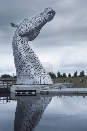 Foto de Grangemouth, Escocia - 08.25.2016: Esculturas gigantes de Kelpies de metal en un día frío y nublado. Famosa atracción turística en Escocia. Estatuas de caballos gigantes - Imagen libre de derechos