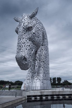 Téléchargez les photos : Grangemouth, Écosse - 08.25.2016 : Des sculptures géantes de Kelpies en métal par temps froid et nuageux. Attractions touristiques célèbres en Écosse. Statues de chevaux géants - en image libre de droit