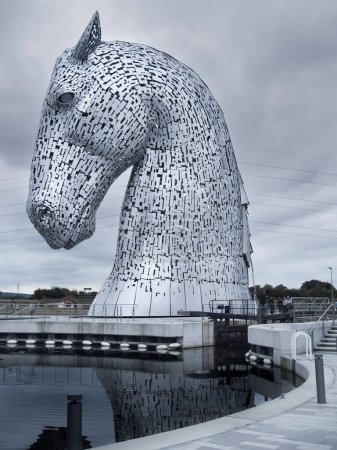 Téléchargez les photos : Grangemouth, Écosse - 08.25.2016 : Des sculptures géantes de Kelpies en métal par temps froid et nuageux. Attractions touristiques célèbres en Écosse. Statues de chevaux géants - en image libre de droit