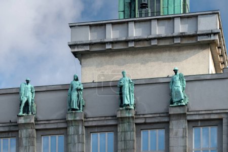 Téléchargez les photos : Détail plan horizontal de quatre statues au sommet de la nouvelle mairie d'Ostrava. Architecture de style industriel - en image libre de droit