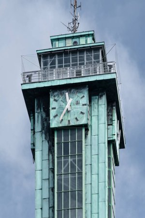 Téléchargez les photos : Détail plan vertical de grande horloge sur le dessus de la tour de la nouvelle mairie d'Ostrava. Construction en acier avec revêtement en cuivre - en image libre de droit