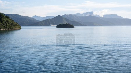 Téléchargez les photos : Grand transbordeur traversant les fjords verts, Nouvelle-Zélande. - en image libre de droit