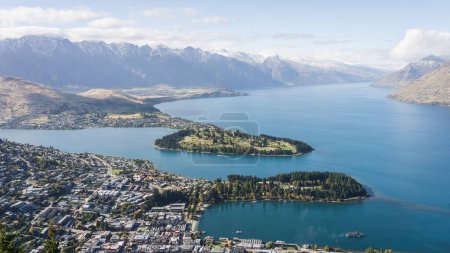 Vue sur une ville de montagne animée située sur une rive de lac entourée de belles montagnes, Nouvelle-Zélande.