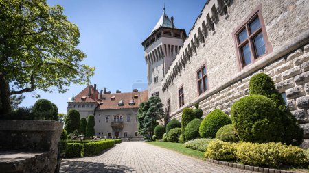 Foto de Cuento de hadas buscando hermoso castillo medieval preservado con jardín en frente de ella, Eslovaquia. - Imagen libre de derechos
