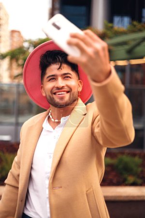 Foto de Joven hispano tomando selfie en el aire libre moderno, hipster y estilo moderno - Imagen libre de derechos