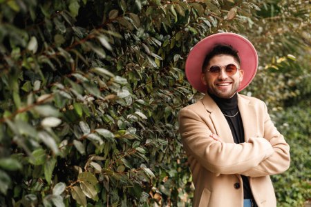Foto de Retrato del hombre latino hipster sonriendo, espacio de copia - Imagen libre de derechos