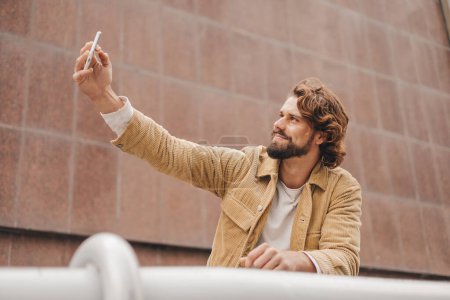 Foto de Hombre milenario tomando selfie al aire libre, hombre guapo, hipster. Foto de alta calidad - Imagen libre de derechos