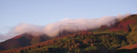 Foto de Paisaje minimalista. Nube sobre una colorida montaña. Copiar espacio. Foto de alta calidad - Imagen libre de derechos
