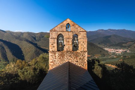 Panoramablick auf die nordspanische Landschaft. Kloster im Vordergrund und kleines Dorf im Hintergrund. Hochwertiges Foto
