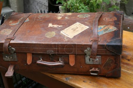 Antiquitätenmesse in Arezzo, Toskana, Italien: alter Koffer