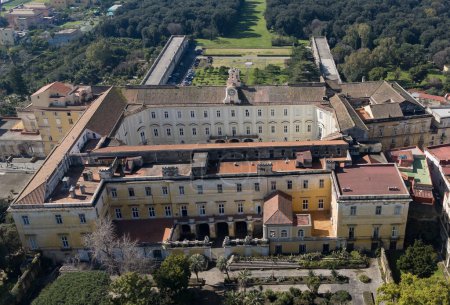 Téléchargez les photos : Portici (Naples), Italie - 14 mars 2024. Vue aérienne du Palais Royal - en image libre de droit