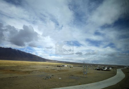 Foto de El cielo azul nubes blancas y pastizales nieve montaña paisaje - Imagen libre de derechos