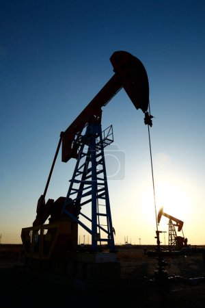 Foto de Bomba de aceite, equipo de la industria petrolera - Imagen libre de derechos