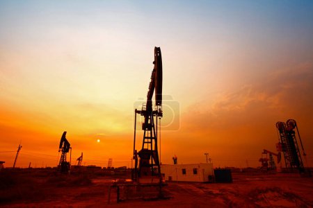 Foto de Tiempo de puesta del sol de la bomba de aceite, equipo de la industria petrolera - Imagen libre de derechos