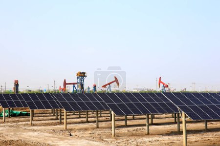 Foto de Bombas de aceite y paneles solares, equipos industriales - Imagen libre de derechos