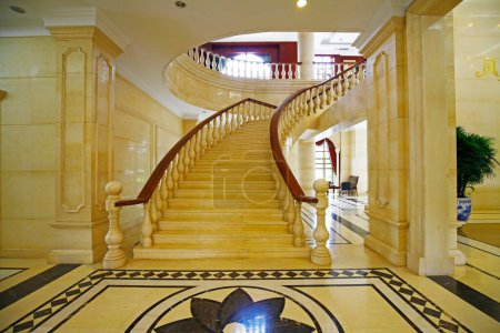 Foto de Decora lujosas escaleras de mármol - Imagen libre de derechos