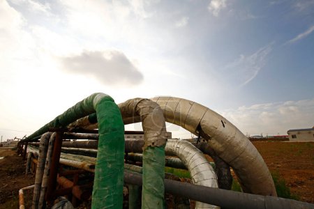 Téléchargez les photos : Pipeline de champs pétrolifères - en image libre de droit