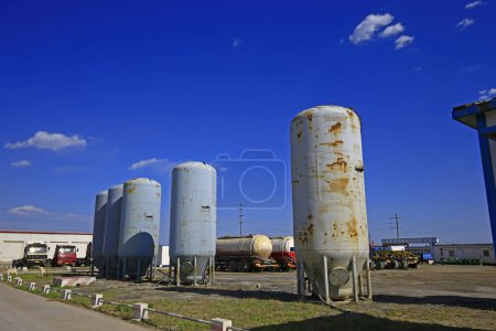Téléchargez les photos : Réservoir de stockage d'huile, équipement industriel - en image libre de droit
