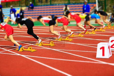 La rencontre sportive, les athlètes ont commencé à courir au sprint