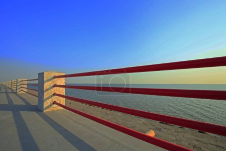 Téléchargez les photos : La barrière de la mer, ciel bleu - en image libre de droit