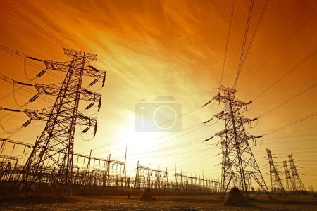 Énergie électrique du fil au coucher du soleil 