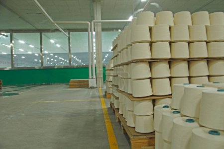 In industrial sewing machine spun yarn, many thread together