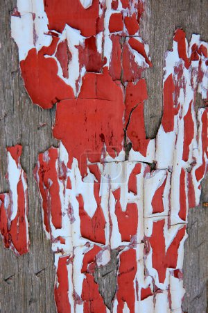 Farbe vom Holzbrett abblätternd, rot