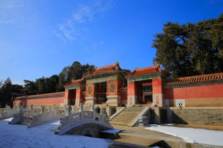 Téléchargez les photos : Architecture ancienne en Chine, Qing Dongling, il neige - en image libre de droit
