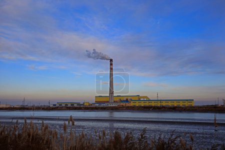 Téléchargez les photos : Cheminées industrielles d'usine Ciel bleu comme fond - en image libre de droit