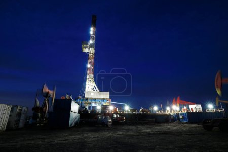Plateforme de forage pétrolier dans la belle nuit