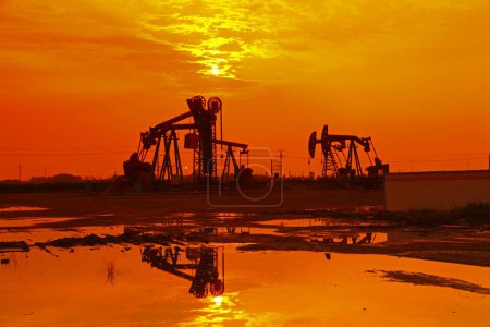 Téléchargez les photos : Pompe à huile, équipement de l'industrie pétrolière - en image libre de droit
