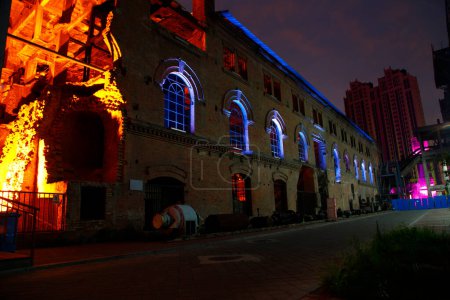 Edificios abandonados de fábrica por la noche