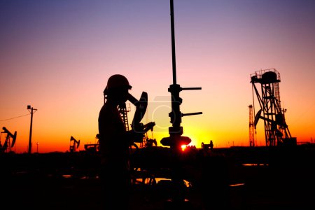 Téléchargez les photos : Exploration de forage pétrolier, les travailleurs du pétrole travaillent - en image libre de droit