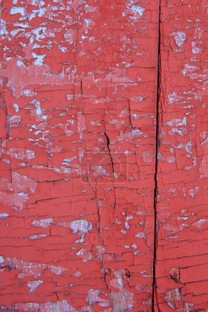 Pintura despegando de la tabla de madera, rojo