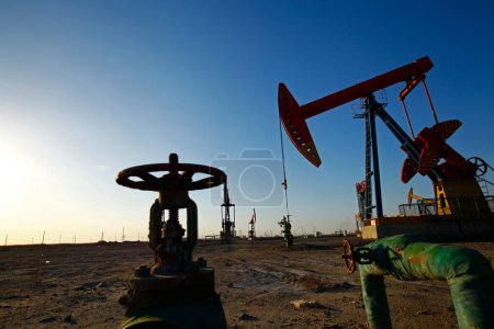 Téléchargez les photos : Pompe à huile, équipement de l'industrie pétrolière - en image libre de droit