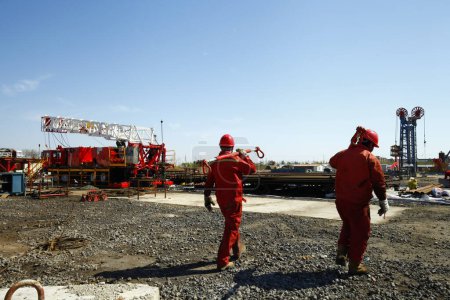 Téléchargez les photos : Exploration de forage pétrolier, les travailleurs du pétrole travaillent - en image libre de droit