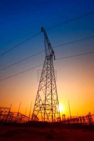 Énergie électrique du fil au coucher du soleil 