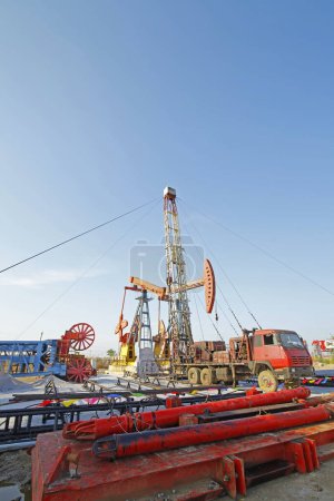 Téléchargez les photos : Équipement de forage pétrolier et de forage pétrolier - en image libre de droit