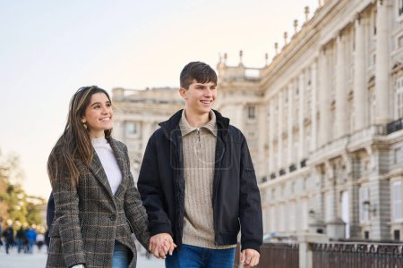 Hand in Hand besucht das junge Paar die berühmten Orte Madrids. Verliebtes Paar auf einer Reise