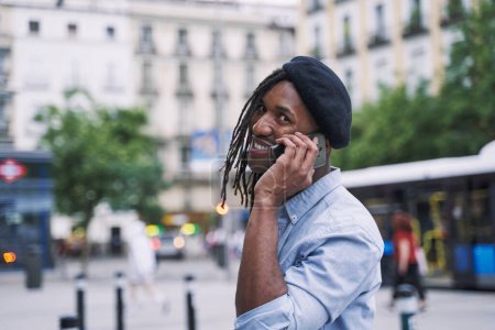 Porträt eines jungen Portugiesen, der auf einem Smartphone mit Kopierplatz für Text spricht