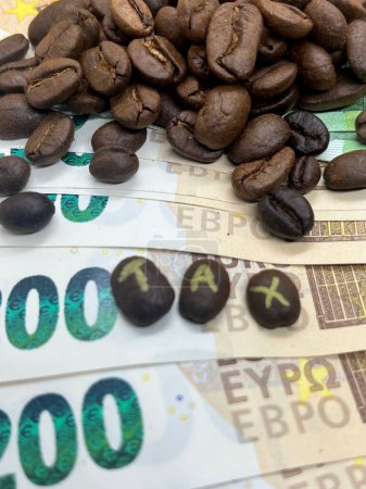 Nahaufnahme dunkler gerösteter Kaffeebohnen auf Euro-Banknoten und Steuern