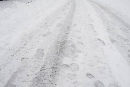 Foto de Carretera nevada en la ciudad durante el frío invierno - Imagen libre de derechos