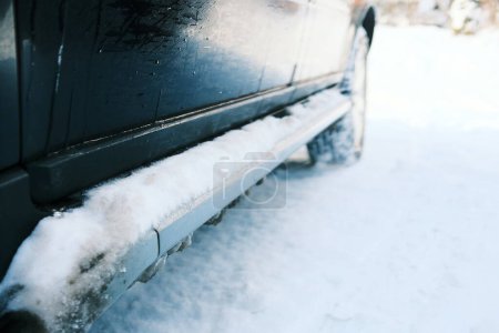 Téléchargez les photos : Détail de la voiture avec neige sur la route - en image libre de droit