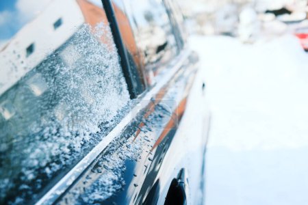 Téléchargez les photos : Fenêtre couverte de neige dans la voiture, vue rapprochée - en image libre de droit