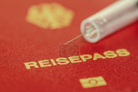 Foto de Jeringa de vacunación y pasaporte. Vacunación solo para viajeros. Vacunación obligatoria contra el virus Corona - Imagen libre de derechos