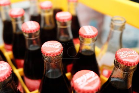 Téléchargez les photos : Bouteilles de coca - cola en boîte plastique - en image libre de droit
