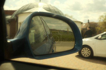 Téléchargez les photos : Miroir latéral de la voiture. voiture conduite dans la ville - en image libre de droit