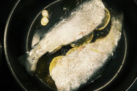 Téléchargez les photos : Vue rapprochée de la friture du poisson dans la poêle - en image libre de droit