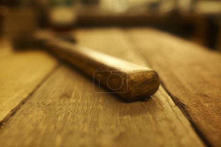 Téléchargez les photos : Plan rapproché d'un marteau en bois sur fond flou - en image libre de droit